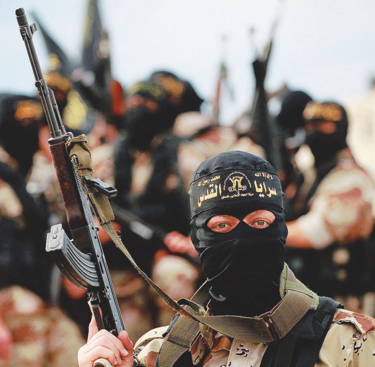 Terrorismo - Combattenti dello Stato Islamico impugnano le armi - Ansa Dalla Sicilia alle trincee Isis 28enne indagato a Londra