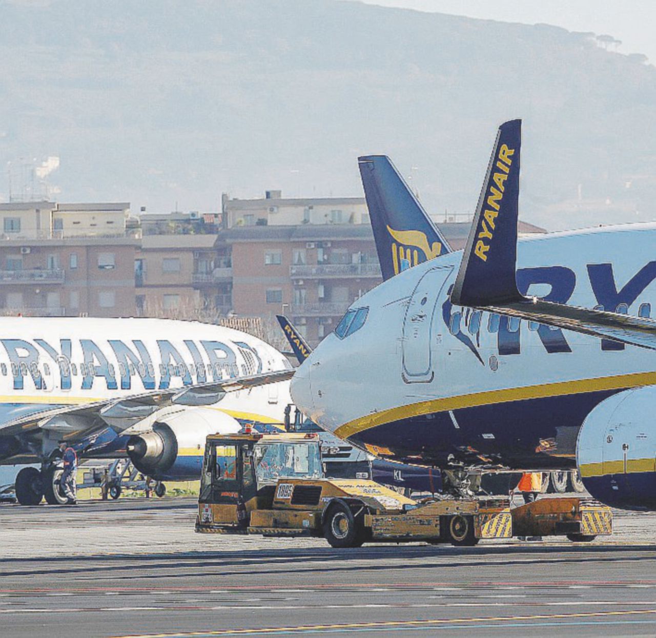 A terra - Ryanair nel mirino per i voli cancellati - Ansa Caos Ryanair: “Soldi se rinunci alle tue ferie”