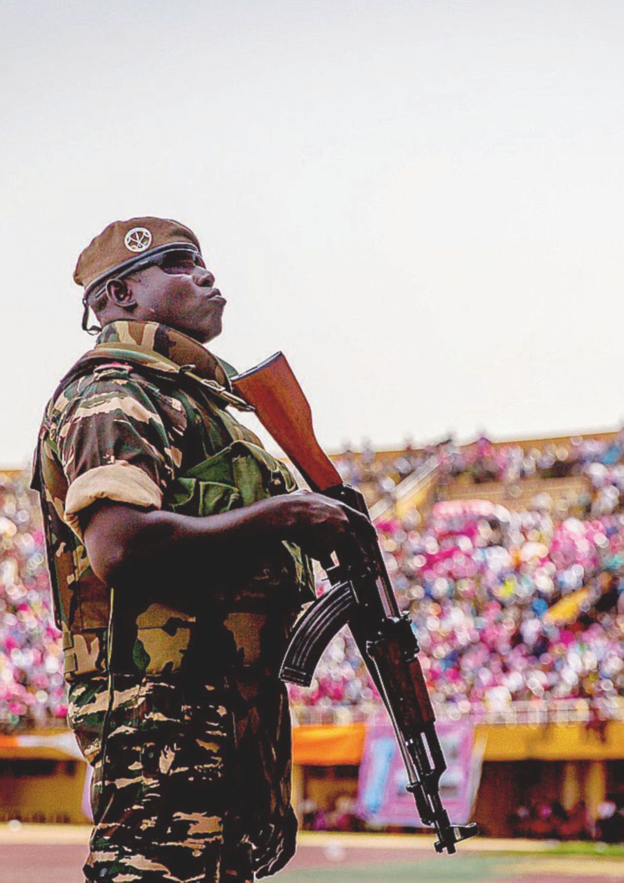 Alleati - Un militare del Niger a Niamey - Ansa Italia, stivali sul terreno in Niger