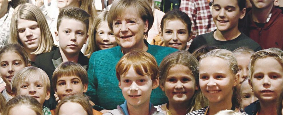 Il simbolo - Angela Merkel in mezzo ai bambini durante una manifestazione della Cdu - Ansa Dove Angela è diventata la “Mamma” dei tedeschi