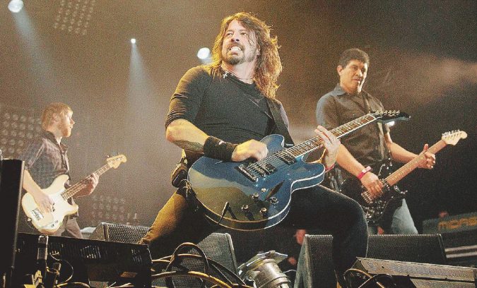 Dal vivo - Dave Grohl e i Foo Fighters sul palco di Barcellona a sorpresa - LaPresse “Un gigantesco album rock. Ma con melodia”