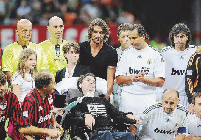 In campo - Stefano Borgonovo con moglie e figlia e alcuni calciatori - LaPresse “Stefano, io e i nostri giorni insieme strappati alla morte”