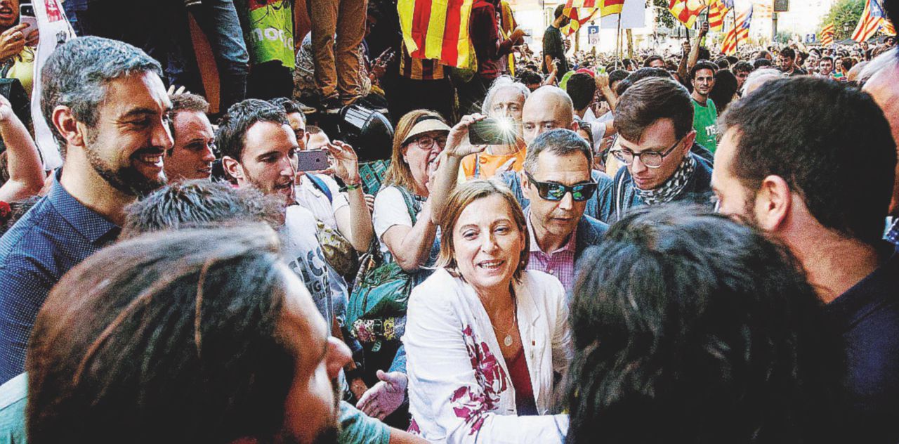 Una vita di battaglie - Carme Fernandell, l’ex presidente del Parlamento catalano, in piazzaForcadell - LaPresse “Violenze e bavagli? Noi andiamo avanti”