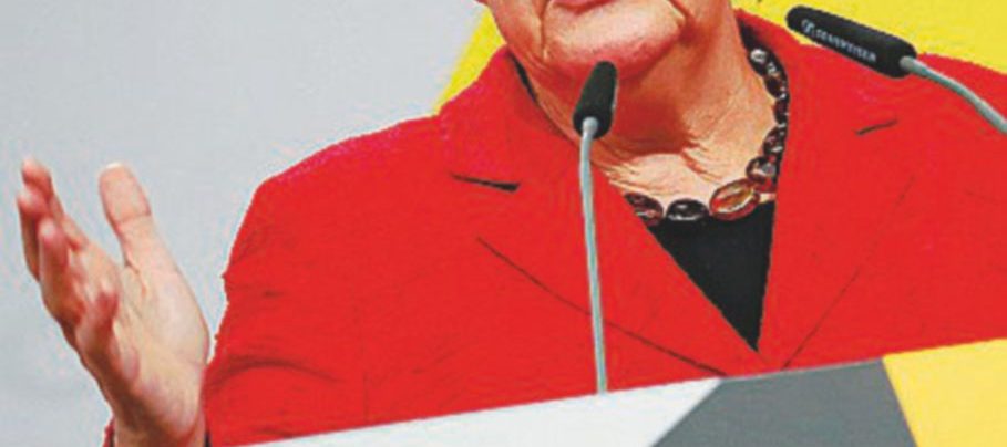 Stesse caratteristiche - Statuine di Martin Lutero e Angela Merkel, favorita alle prossime elezioni - Ansa/Reuters Merkel e le affinitità elettive con Lutero: lode al pragmatismo