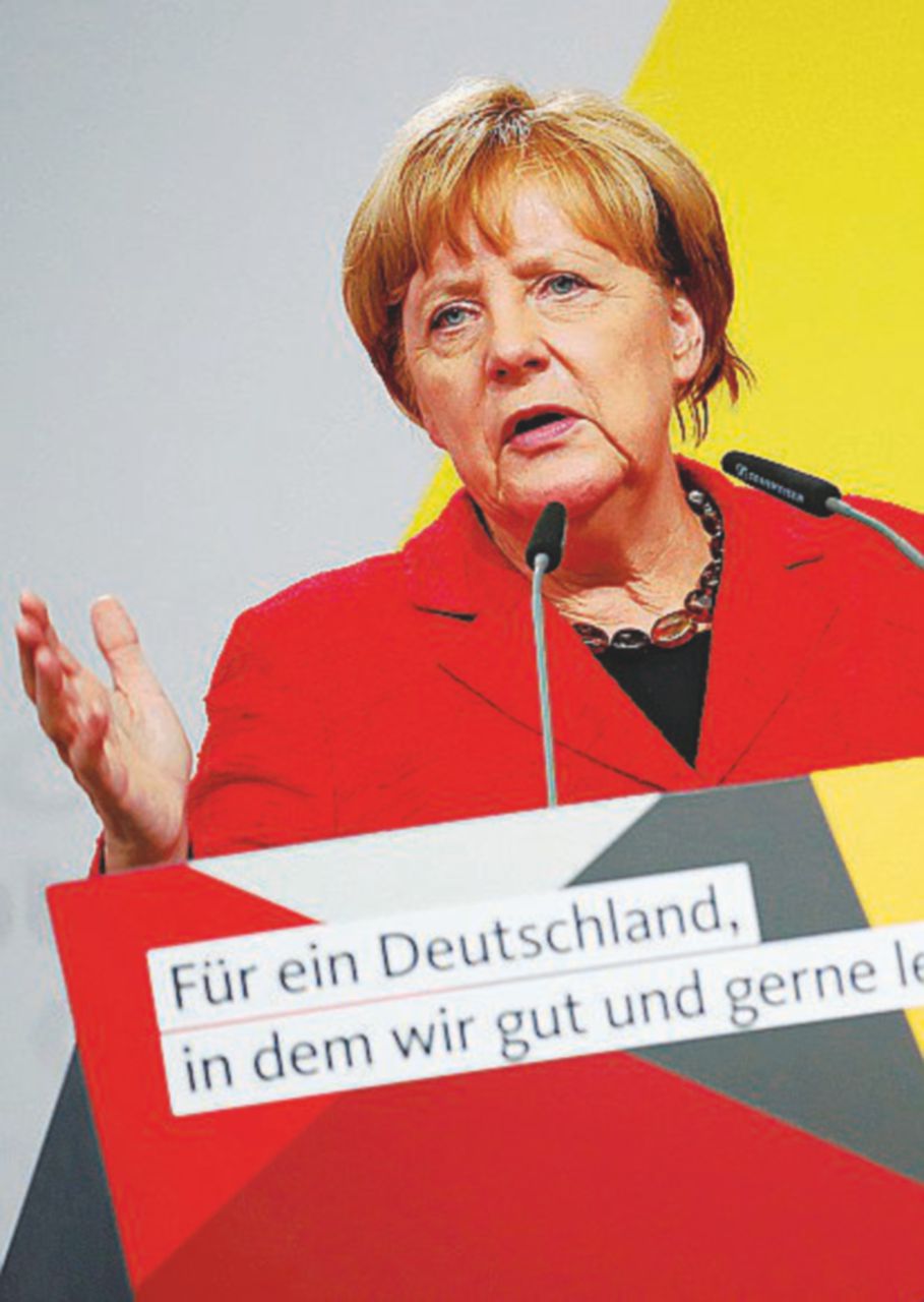 Stesse caratteristiche - Statuine di Martin Lutero e Angela Merkel, favorita alle prossime elezioni - Ansa/Reuters Merkel e le affinitità elettive con Lutero: lode al pragmatismo