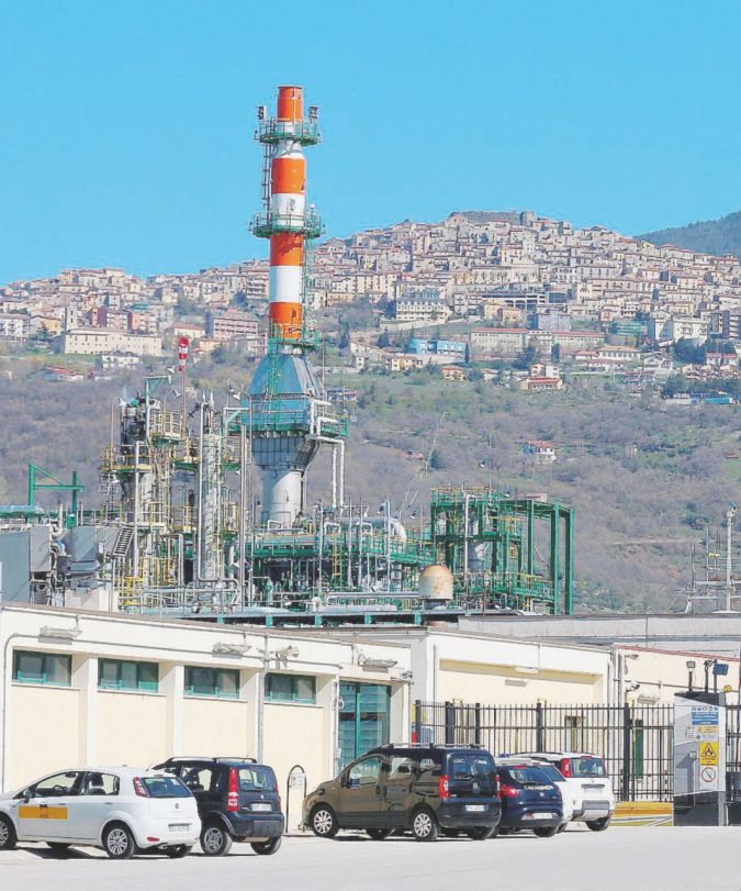 - Il Centro Oli di Viggiano in provincia di Potenza - Ansa Vicino al Centro Eni ci si ammala e si muore di più