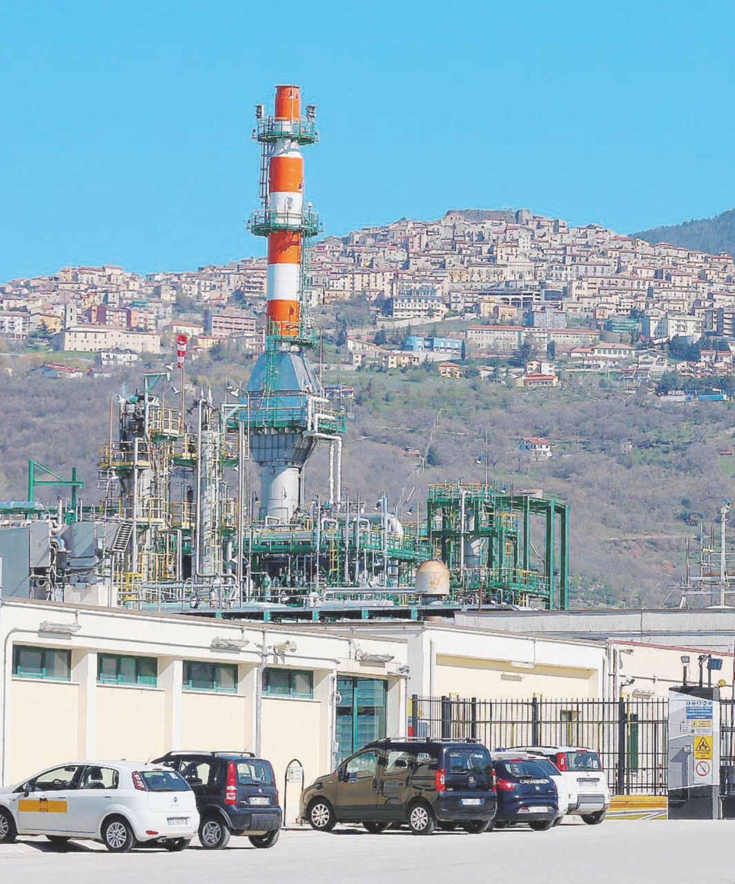 - Il Centro Oli di Viggiano in provincia di Potenza - Ansa Vicino al Centro Eni ci si ammala e si muore di più