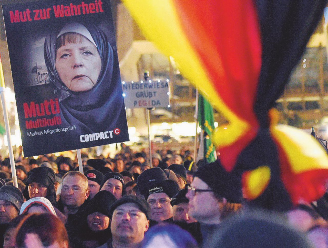 Immigrati “raus” - Una manifestazione contro gli immigrati a Lipsia che accusa la cancelliera “islamica” L’ex fiore all’occhiello della Ddr nuovo cuore nero dei tedeschi