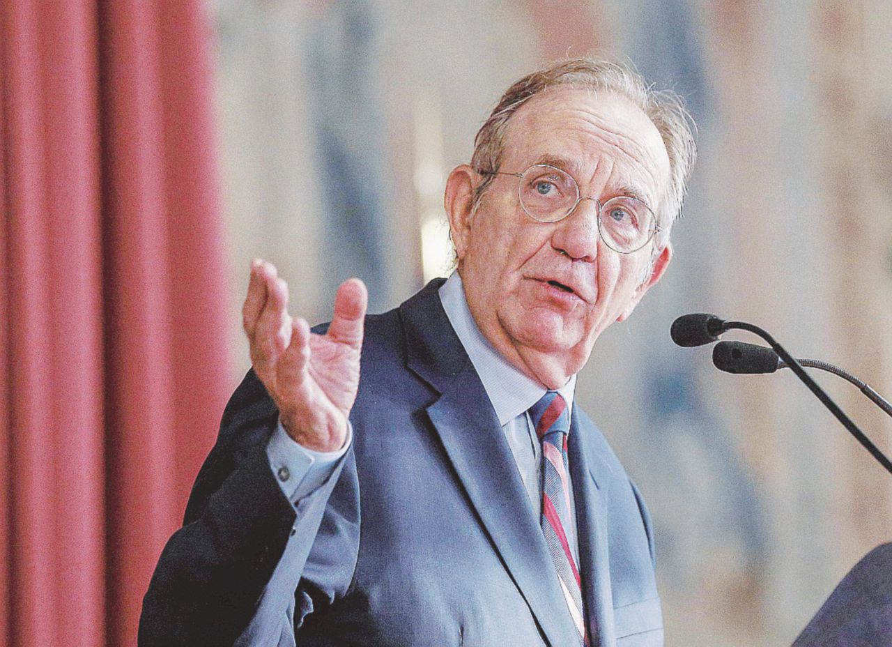 L’uomo dei numeri - Il ministro dell’Economia, Pier Carlo Padoan alle prese con la grana Def - Ansa Def, dietro i ritardi il rischio di nuove bocciature sui conti
