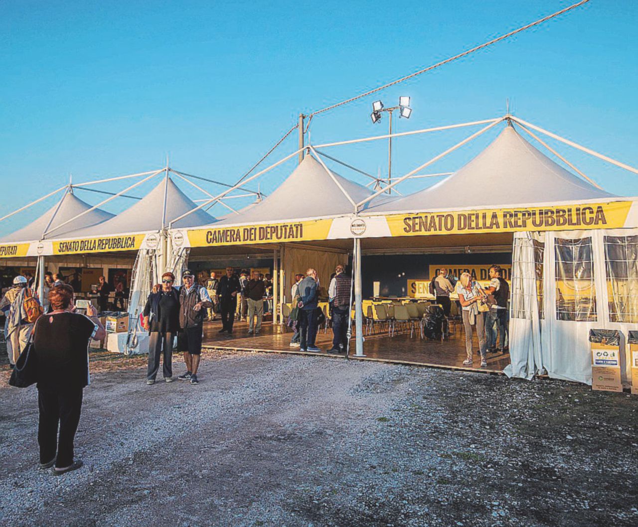 Tra gli stand - Un’immagine del Villaggio M5s, allestito per la Festa di Rimini del 2017 - La Presse Addio a borracce, vegani e pure ai meet-up. Anche la Festa del M5S s’è fatta beneducata