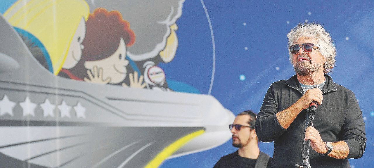 Il passo - Beppe Grillo, qui ieri sul palco di Rimini, ha annunciato che non sarà più il capo del M5S - Ansa 5 Stelle, sei questioni sul grillismo dopo Grillo