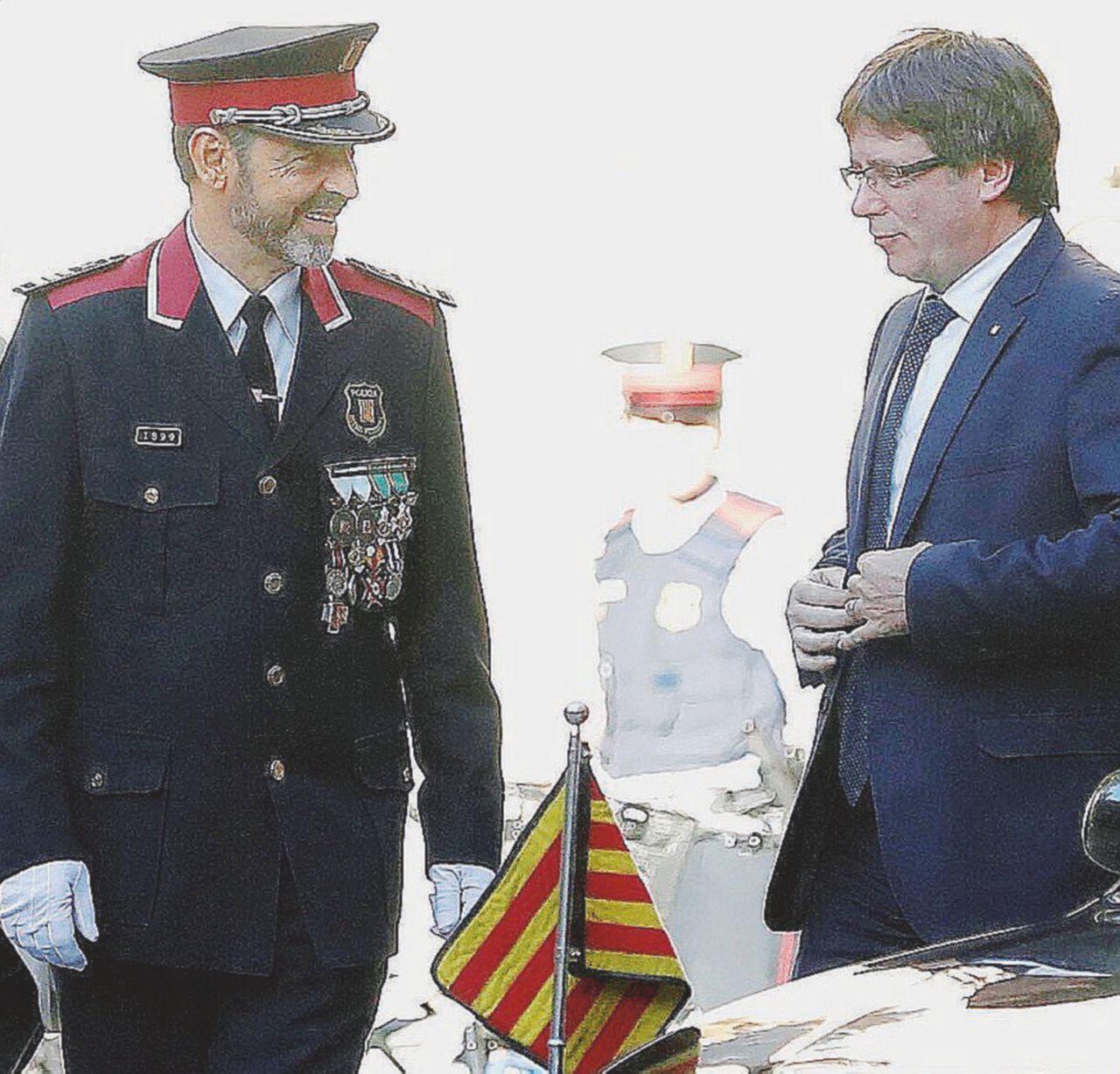 Fedeltà - Il capo dei Mossos Trapero col governatore Puigdemont - LaPresse La polizia della Catalogna: “Non ubbidiamo a Madrid”