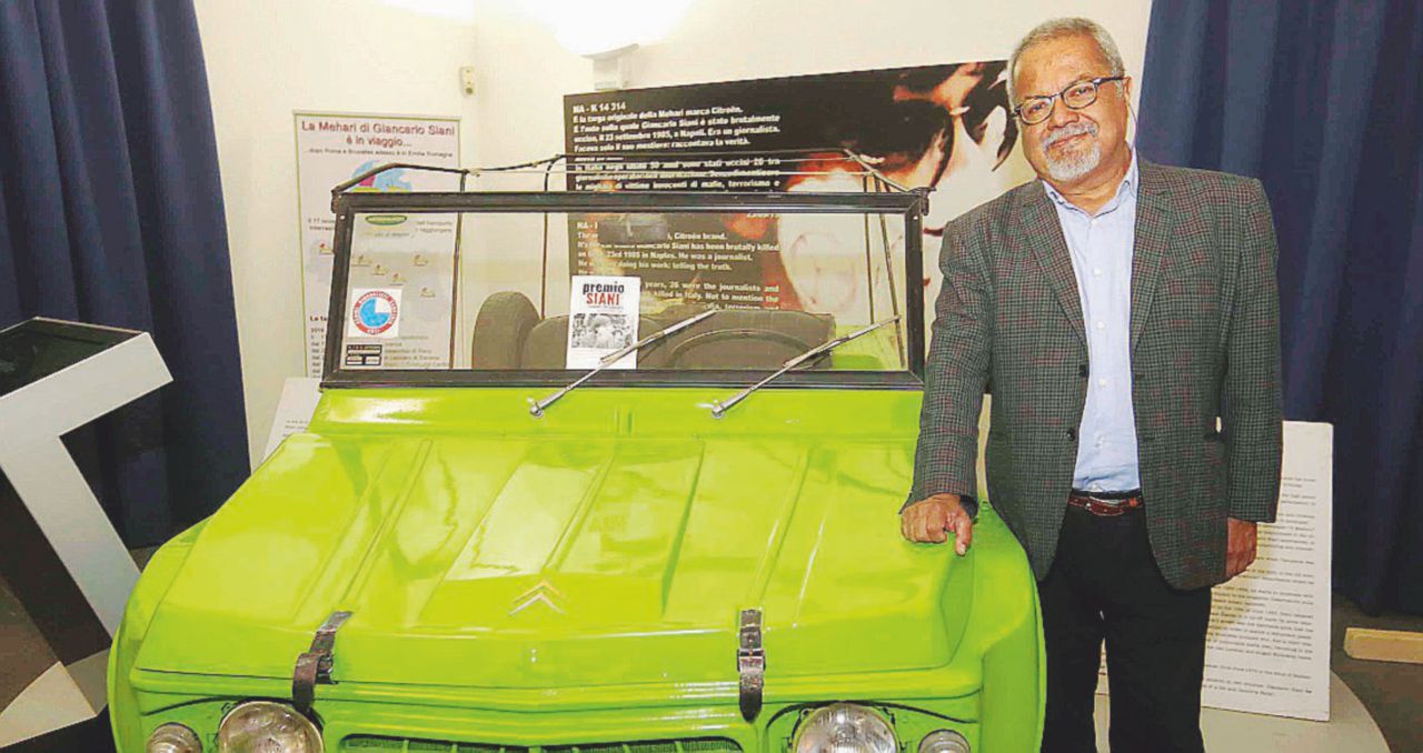 Un simbolo - Il giornalista Tulio Hernandez accanto all’auto del cronista Giancarlo Siani, ucciso dalla camorra Al cronista scomodo non resta che l’esilio