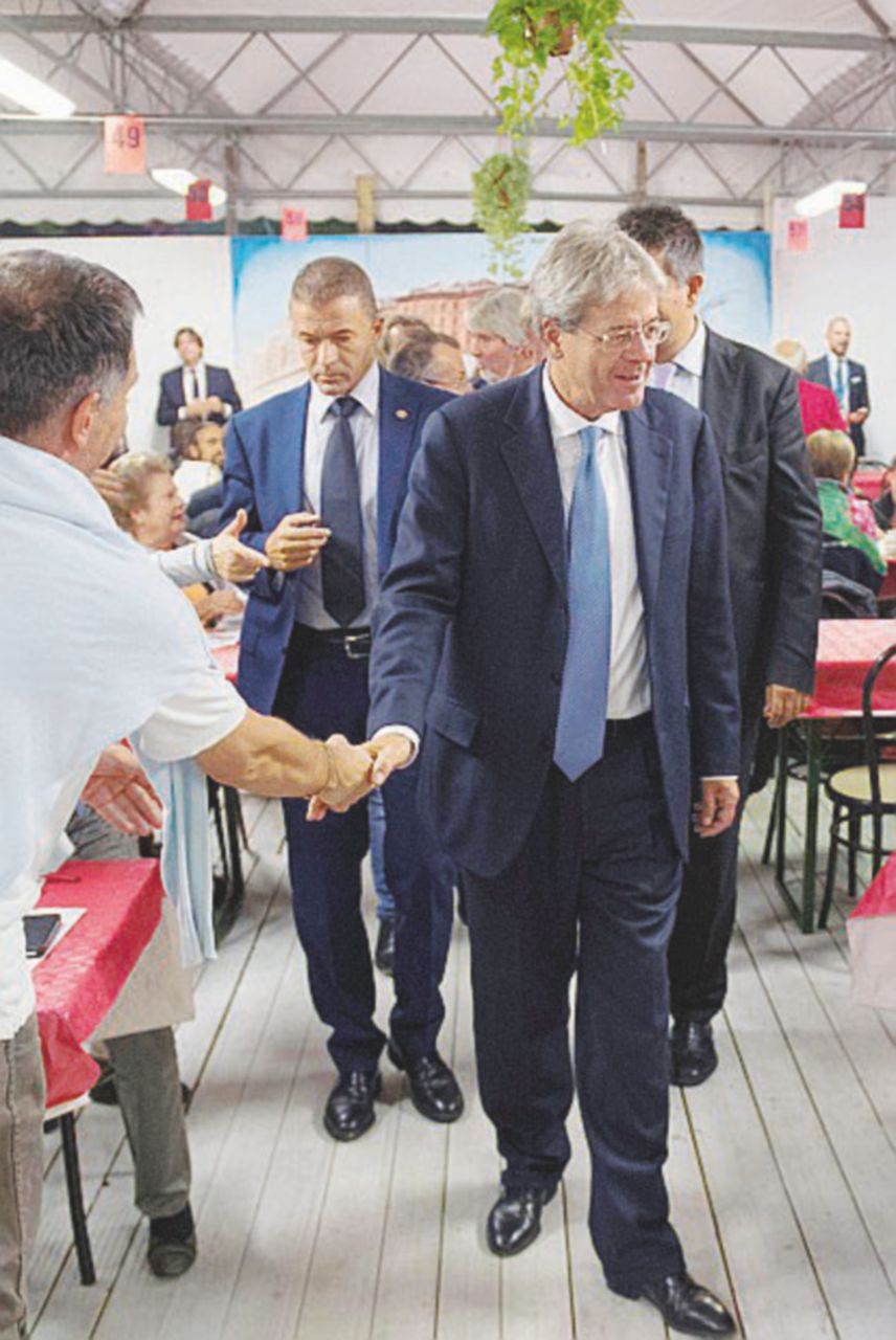 Desolazioni - Il palco vuoto della Festa dell’Unità di Imola e il premier Paolo Gentiloni tra i militanti dem - Ansa La Festa dell’Unità a Imola: pioggia, malinconia e vuoto
