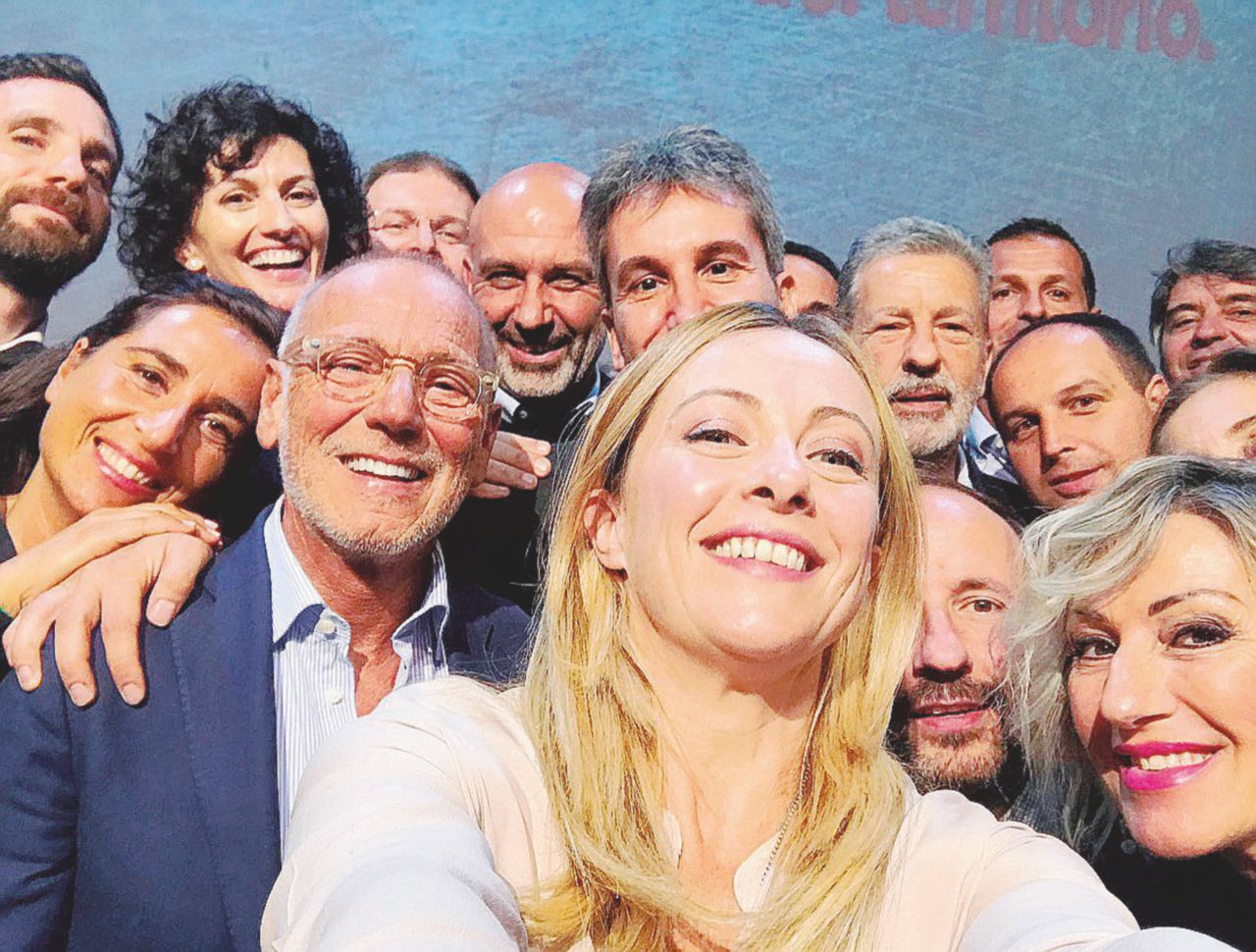Il selfie - Giorgia Meloni col sindaco di Amatrice Sergio Pirozzi in un incontro di Atreju, festa di FdI - Ansa “Ora mi candido per guidare l’alleanza di centrodestra”
