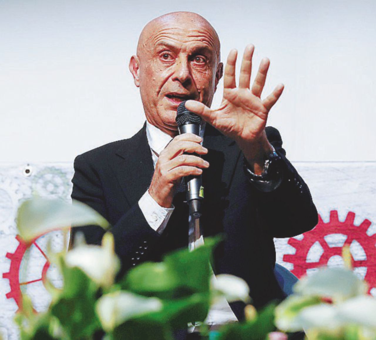 Opposta fazione - Marco Minniti, ministro dell’Interno, ieri era ad Atreju, la festa dei giovani di Fdi - Ansa Il compagno Minniti piace pure a destra