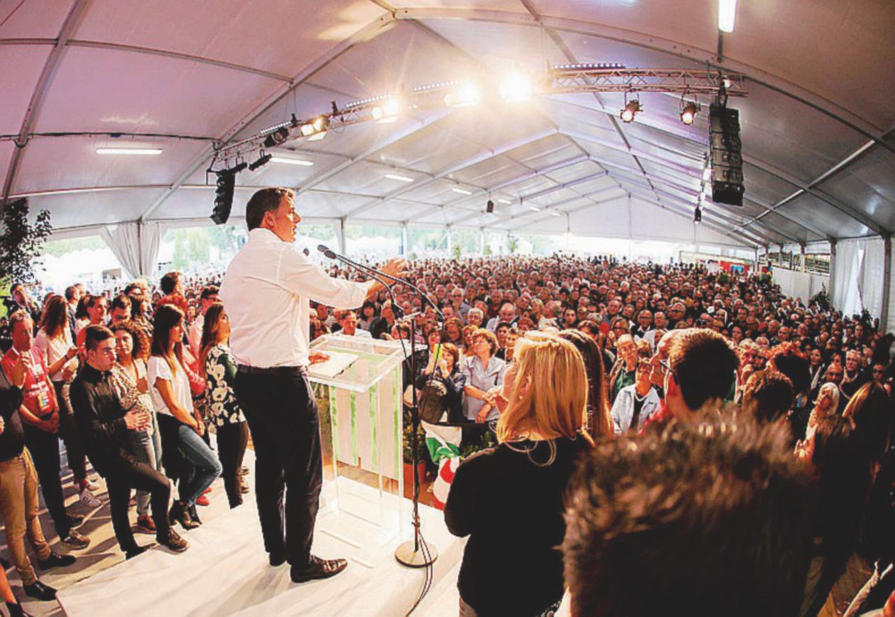 Di gruppo - Il comizio di Matteo Renzi ieri alla Festa dell’Unità abolisce il topos del capo solitario - Ansa Renzi contro tutti (tranne Berlusconi)