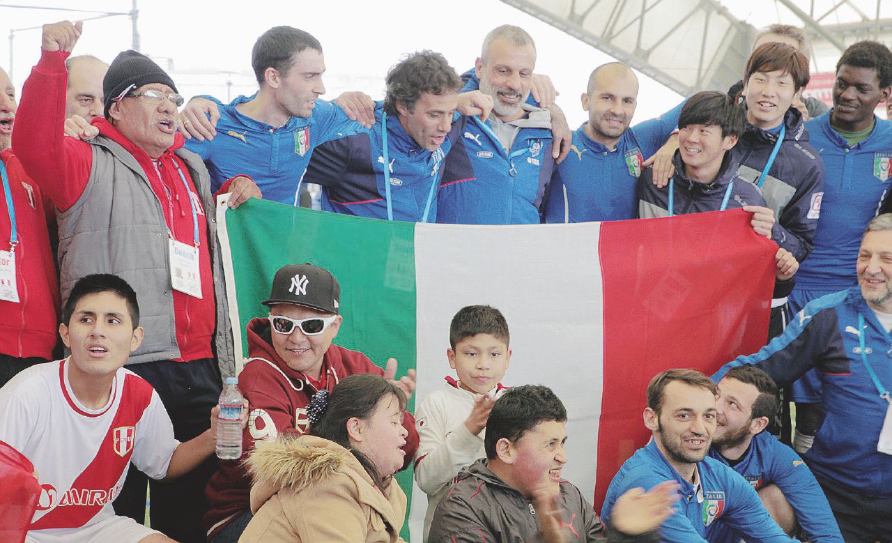 Copertina di Sandrone, lascia stare le voci e tira in porta