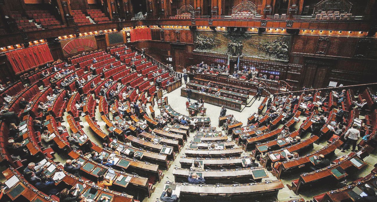 In cerca di equilibrio - L’aula di Montecitorio: i partiti sono ancora in fase di trattative per trovare un sistema alternativo e per lungo tempo è stato studiato quello tedesco - Ansa Tra i dubbi di B. e la prudenza di Renzi: il voto tedesco si porta via il Rosatellum?