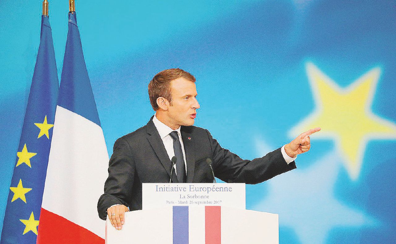 Macron ruba la scena europea alla Merkel. E AfD perde la leader Macron ruba la scena europea alla Merkel. E AfD perde la leader