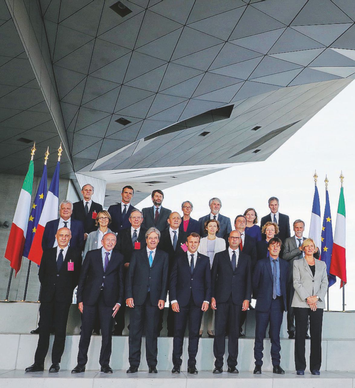 Col sorriso - Foto di gruppo al vertice di ieri a Lione. Davanti, Gentiloni e Macron - LaPresse Fincantieri, poker francese: c’è accordo, ma vince Parigi