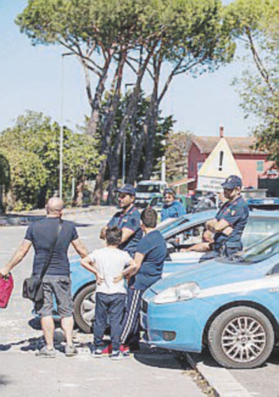 Un “pirata” innesca la rivolta anti-rom: sassate e spranghe Un “pirata” innesca la rivolta anti-rom: sassate e spranghe