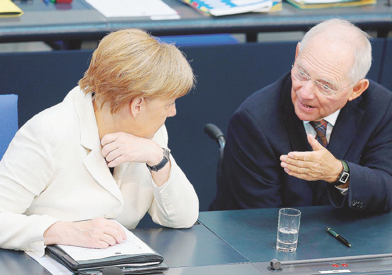 Ciao Schäuble: Merkel prende due piccioni con un “falco” Ciao Schäuble: Merkel prende due piccioni con un “falco”