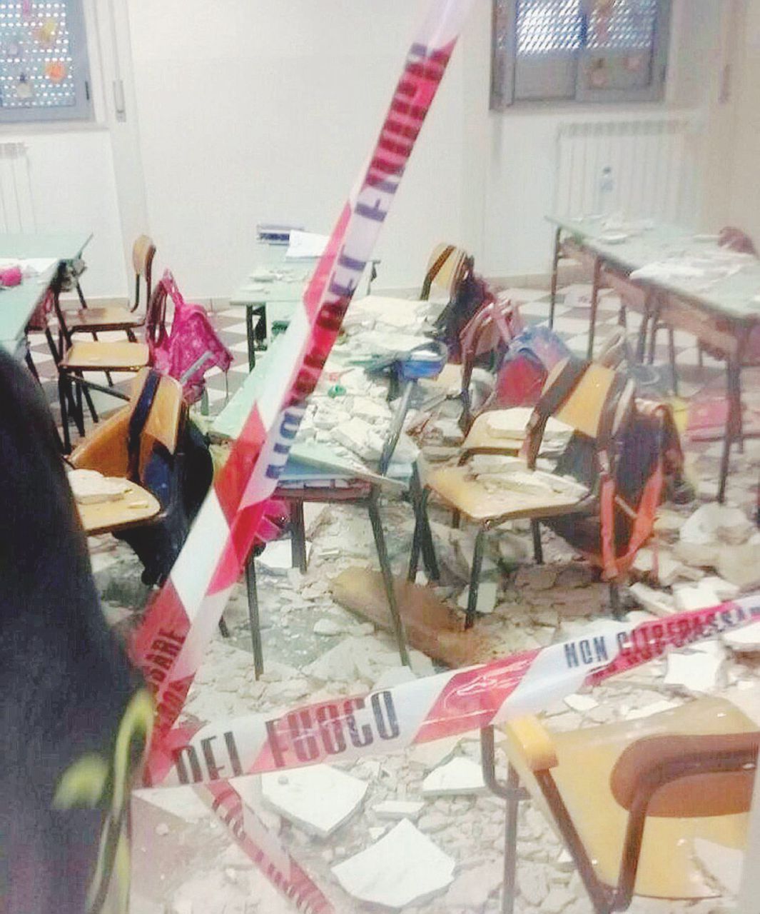 Sicurezza - Il crollo del soffitto in una classe di Brindisi dell’aprile 2015 - Ansa Anche nel 2017 una scuola su 4 non è adeguata