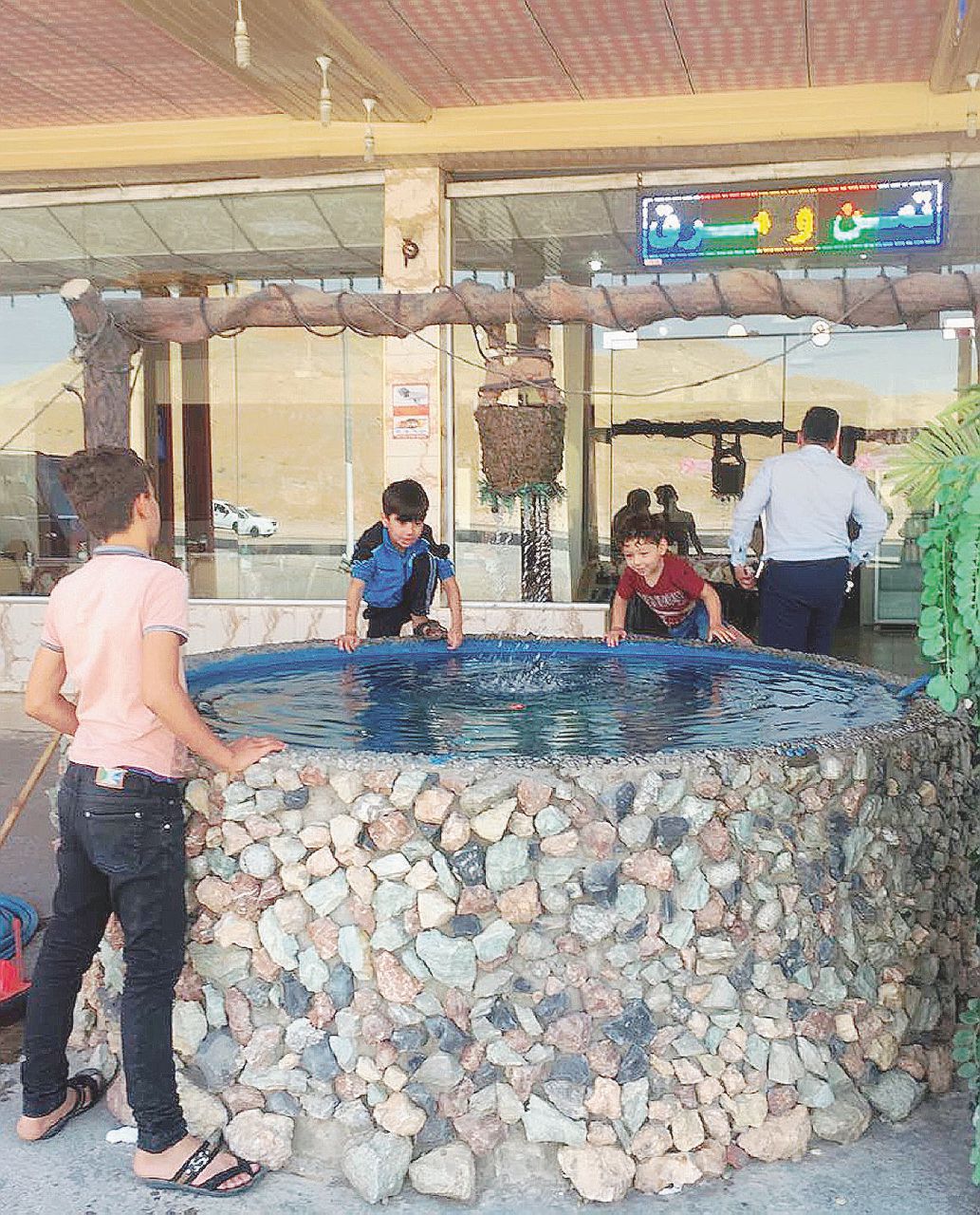 Nel limbo - Bambini giocano davanti a un ristorante di Kirkuk. - foto di R. Zunini/LaPresse Baghdad “chiude” il Kurdistan Erbil pensa al ricatto dell’acqua