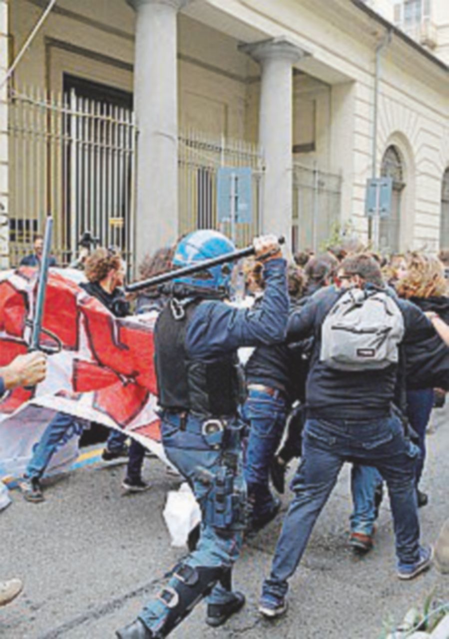 Studenti contro il G7. Interviene la polizia, due fermati e rilasciati Studenti contro il G7. Interviene la polizia, due fermati e rilasciati