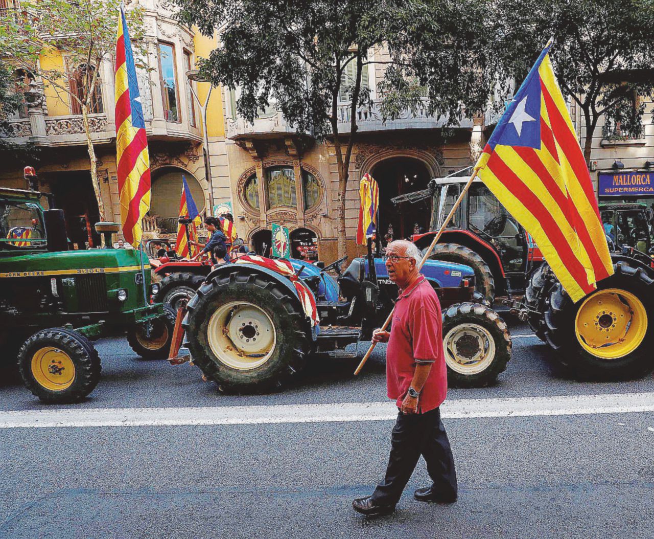 Trattori a Barcellona - Decine di trattori ieri hanno sfilato per i viali della città catalana in favore del referendum - Ansa La “guerra dei seggi” coinvolge anche Google