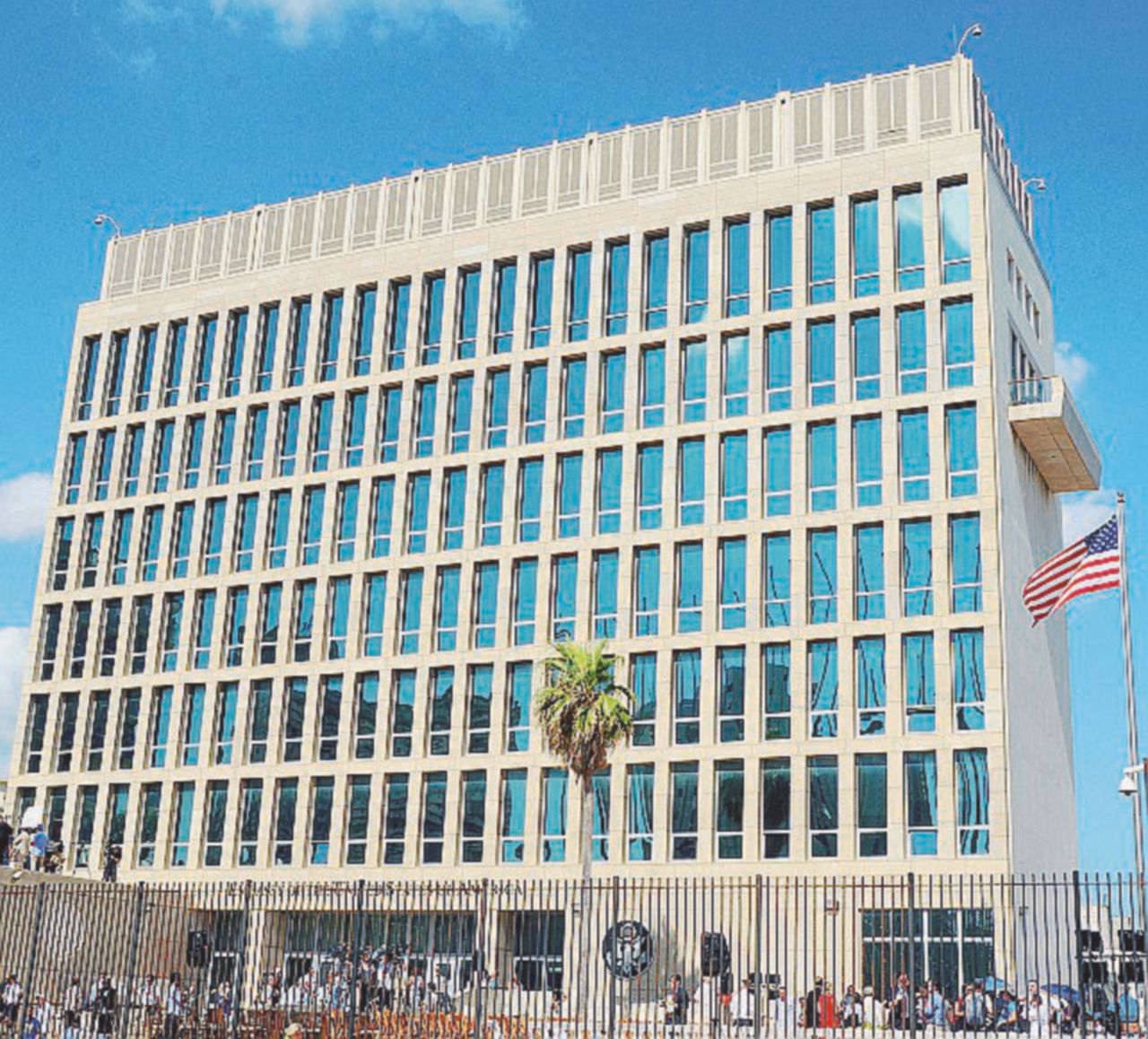 Il nemico alle porte - La sede dell’ambasciata americana a Cuba - LaPresse Vedi L’Avana e poi resti sordo: gli Usa in fuga