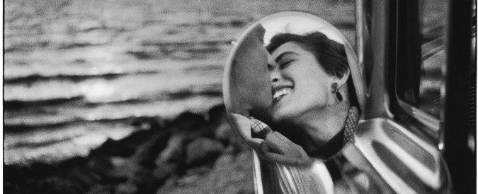 Copertina di Elliott Erwitt in mostra a Forlì, uno sguardo acuto e pieno di ironia sulle Personae