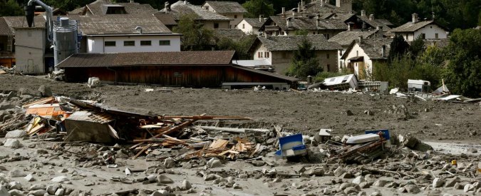 Copertina di Frana in Svizzera, strada bloccata al confine italiano: disagi per migliaia di frontalieri. Abitanti evacuati – FOTO