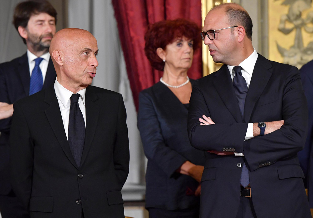 Minniti commissaria Alfano: è lui il vero ministro degli Esteri Minniti commissaria Alfano: è lui il vero ministro degli Esteri