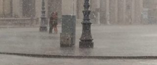 Copertina di Lecce, il bacio dei fidanzati sotto il diluvio nella piazza deserta. Il fotografo: “Non li conosco, ma li trovo bellissimi”