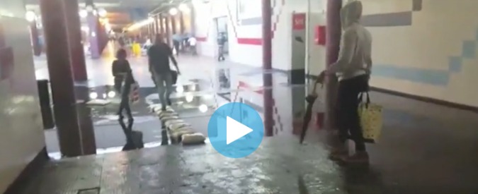 Copertina di Maltempo a Roma, la metro in tilt. Riapertura nel pomeriggio. Il Campidoglio ai cittadini: “limitare gli spostamenti”