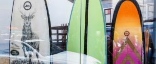 Copertina di Land Rover, il surf diventa ecofriendly con la tavola di plastica riciclata – FOTO