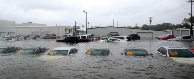 Uragano Harvey, colpito anche il settore auto. Danni a mezzo milione di veicoli