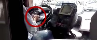 Copertina di Roma, autista Atac filmato mentre invia messaggi alla guida del bus in piazzale Clodio