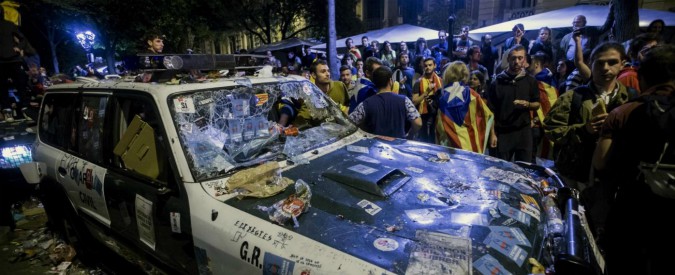 Copertina di Catalogna, notte di proteste a Barcellona. Junqueras: “Referendum sarà mozione contro la censura di Rajoy”