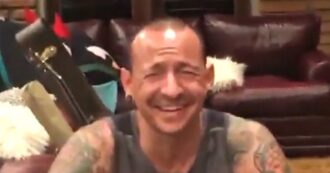 Copertina di Chester Bennington, così appariva il cantante dei Linkin Park 36 ore prima del suicidio. Il video postato dalla moglie