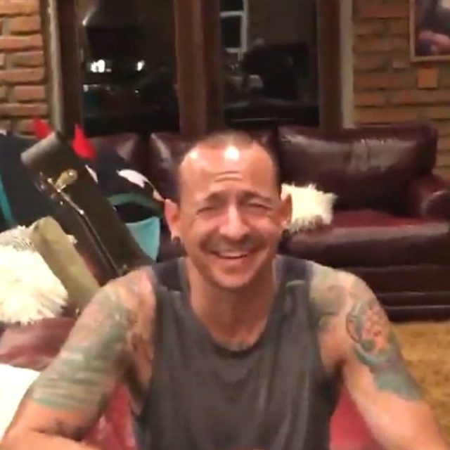 Chester Bennington, così appariva il cantante dei Linkin Park 36 ore prima del suicidio. Il video postato dalla moglie