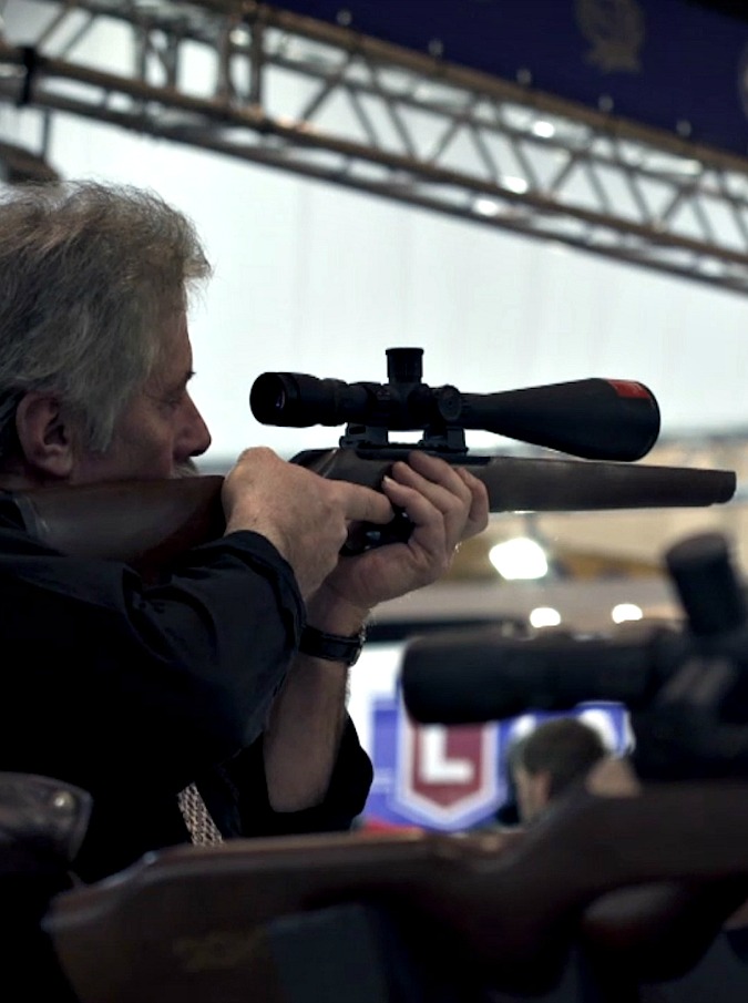 Copertina di La percezione della paura e il boom della armi: in un doc di Sky ragioni ed emozioni della legittima difesa. La clip in anteprima