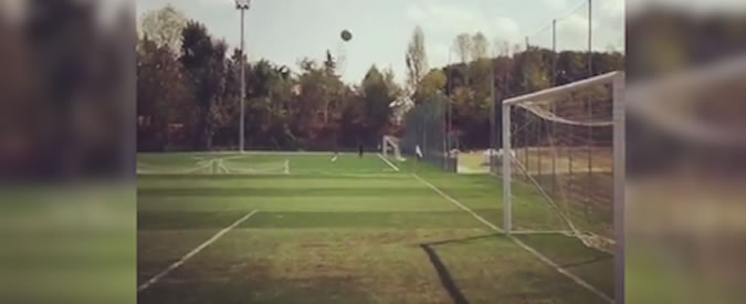 Copertina di Tiro a effetto da dietro la porta: il gol impossibile di Diamanti è un capolavoro