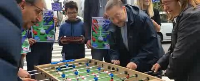 Copertina di Legge Fiano, Fratelli d’Italia protesta a Milano con una sfida a calciobalilla: “E’ reato?”