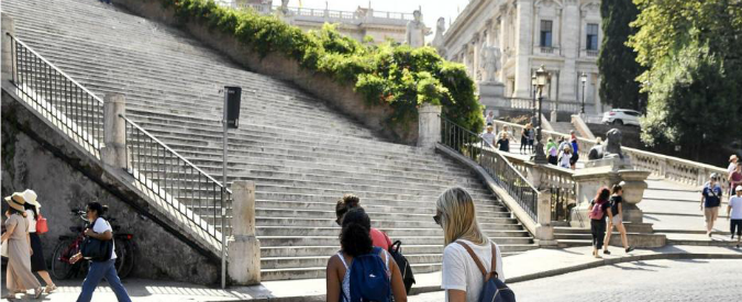 Roma, “tentato stupro sulle scale del Campidoglio”. Turista belga salvata dall’intervento di tre vigili urbani
