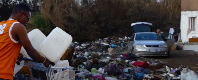 Copertina di Roma, italiani e rifugiati insieme all’inferno. Inquilini abusivi della discarica abusiva: “Raggi, vienici a trovare”