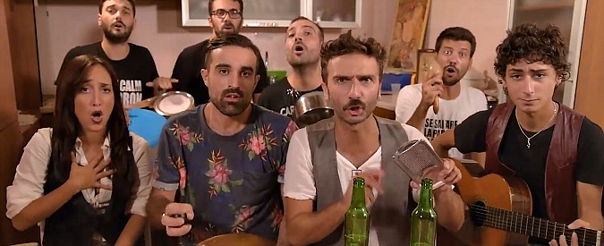 Copertina di Casa Surace, in un video la parodia dei tormentoni estivi. Meglio degli originali? Valutate voi