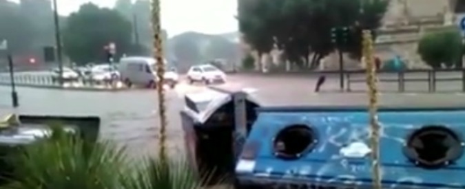 Copertina di Maltempo Roma, il cassonetto naviga davanti al Colosseo. L’ironia di Alemanno: “Grande Virginia, risolto problema dei rifiuti”